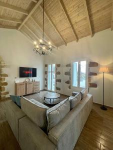 Villa Eftychia في كيساموس: غرفة معيشة مع أريكة وطاولة