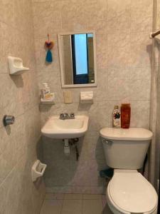 ein Bad mit einem WC und einem Waschbecken in der Unterkunft Acogedora habitación privada en Jalatlaco in Oaxaca de Juárez