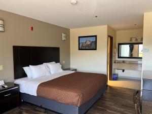 Postel nebo postele na pokoji v ubytování Yosemite Sierra Inn + 22 fotografií