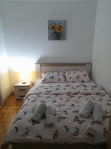 - une chambre dotée d'un lit avec des papillons dans l'établissement Holiday apartments, à Niš