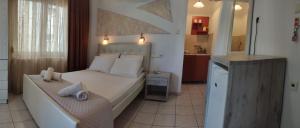 A bed or beds in a room at VARBENIS STUDIOS