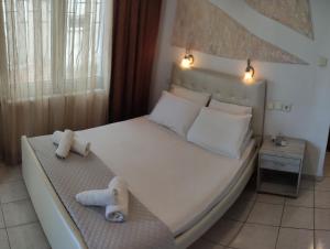 A bed or beds in a room at VARBENIS STUDIOS