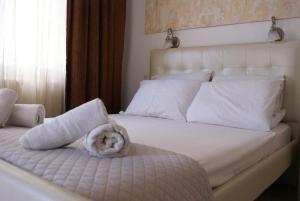 A bed or beds in a room at VARBENIS STUDIOS