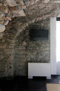 A television and/or entertainment centre at Hotel Corte Santa Libera