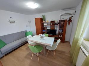Kuchyň nebo kuchyňský kout v ubytování Apartmani Ana