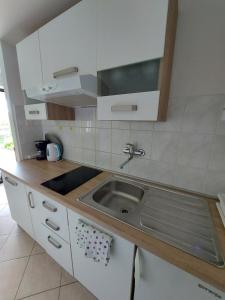 Kuchyň nebo kuchyňský kout v ubytování Apartmani Ana