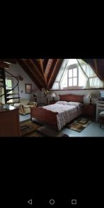 1 dormitorio con cama y ventana grande en La Loma Del Sol, en Sogamoso