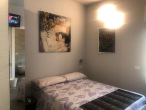 una camera da letto con un letto e un dipinto sul muro di Tom & Jerry a Pisa