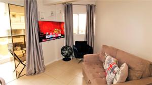 sala de estar con sofá marrón y mesa en 1052 - Apartamento com vista para o mar em Bombinhas - Residencial Salema Apto 301, en Bombinhas