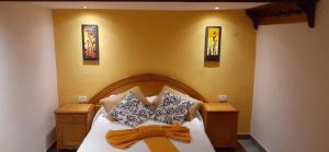 una camera da letto con un farfallino sopra di La casa del Norte a Humahuaca