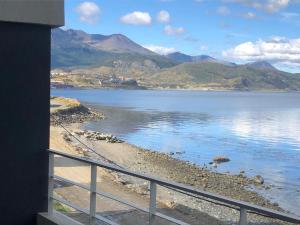 - une vue sur une étendue d'eau avec des montagnes dans l'établissement De la Costa II Ushuaia, à Ushuaia