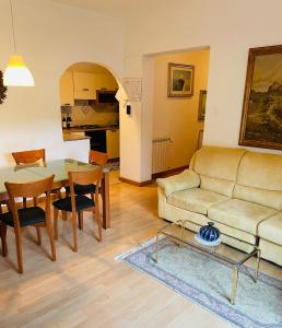 sala de estar con sofá y mesa en Soggiorni B&B Hermada, en Duino