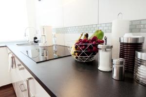 a bowl of fruit on a counter in a kitchen at SECRET HIDEAWAYS cozySTUDIO 2 superior Apartment mit WiFi nahe Uni l Messe l Flughafen l Zoo in Duisburg