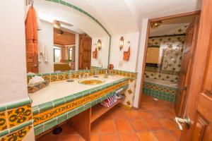 een badkamer met een wastafel en een grote spiegel bij Casa Estrella de la Valenciana Hotel Boutique in Guanajuato