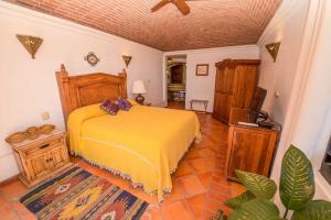 een slaapkamer met een geel bed in een kamer bij Casa Estrella de la Valenciana Hotel Boutique in Guanajuato