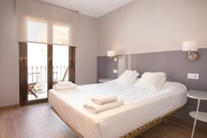 Postel nebo postele na pokoji v ubytování EasySleep Eixample