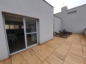 an empty room with chairs and a wooden floor at Descanse em Lindo Studio na Bela Vista em São Paulo in Sao Paulo