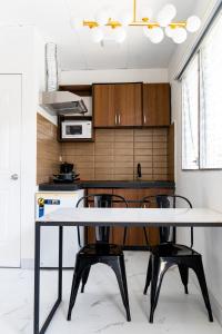 Doral Executive Apartments tesisinde mutfak veya mini mutfak