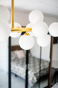 una lámpara de araña frente a un espejo en Doral Executive Apartments en David