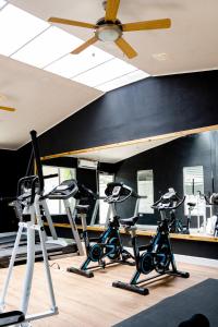 Fitness centrum a/nebo fitness zařízení v ubytování Doral Executive Apartments
