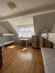 VIP hostel في موكاشيفو: غرفة بسريرين بطابقين وطاولة