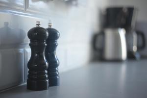 duas peças de xadrez pretas sentadas numa mesa em LE PERCHOIR em Corbeil-Essonnes