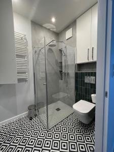 a bathroom with a shower and a toilet at Bielany Apart Joanny obok metra in Warsaw