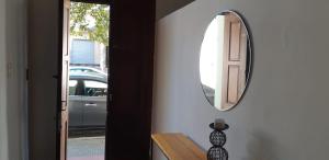 un espejo en una pared al lado de una puerta en Acogedor departamento bien ubicado en Concordia