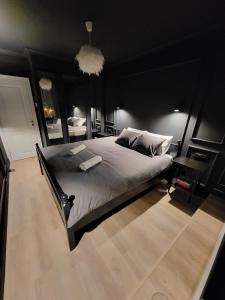 una camera da letto nera con un grande letto e un tavolo di SPAre-Time - Exclusive and Unique Apartment! 18+ a Oradea