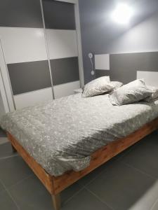 Llit o llits en una habitació de amplio duplex