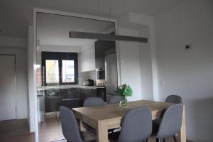 ein Esszimmer mit einem Holztisch und Stühlen in der Unterkunft La Casina de la Playa in Ribadesella