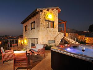 una casa con jacuzzi enfrente en סחלב פראי Wild Orchid Luxury Suites en Kefar Weradim