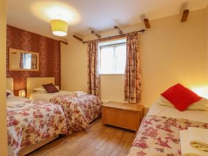 Un pat sau paturi într-o cameră la Hayloft Cottage
