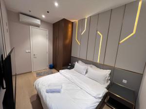 - une chambre avec un grand lit blanc et des oreillers blancs dans l'établissement Luxury Residence Hill10 iCity Shah Alam FREE PARKING WIFI, à Shah Alam