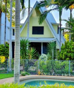 una casa con piscina frente a ella en Magnetic Diamond - Gorgeous Holiday Chalet en Nelly Bay