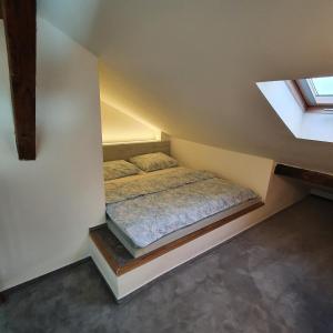 En eller flere senge i et værelse på Prague Castle View Apartment