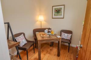 Zimmer mit einem Tisch, Stühlen und einer Lampe in der Unterkunft Grays Cottage in Whitby + 23 Fotos