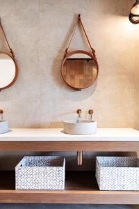 W łazience znajduje się umywalka i lustro. w obiekcie Brokenback Views Country Estate Hunter Valley w mieście Pokolbin