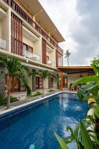 a swimming pool in front of a building at The Pulau Bungalow in Nusa Lembongan