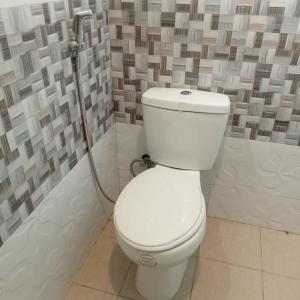 a white toilet in a bathroom with a shower at JANHOUR PLACE in San Vicente