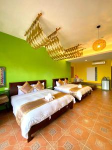 Katil atau katil-katil dalam bilik di Hana B&B