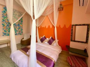 Katil atau katil-katil dalam bilik di Hana B&B