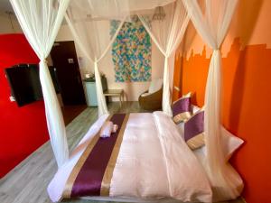 Katil atau katil-katil dalam bilik di Hana B&B