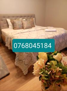 - une chambre avec un lit et des fleurs à l'étage dans l'établissement MAGIC LUX APARTAMENT HUNEDOARA, à Hunedoara