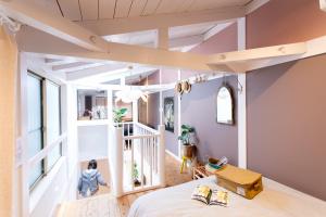 福岡市にあるBonjour Maison -Self check-inのベッド1台と大きな窓が備わる客室です。