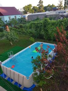 una piscina en un patio con dos personas jugando en ella en Femily hotel ın batumı maretı str 2 en Kakhaberi