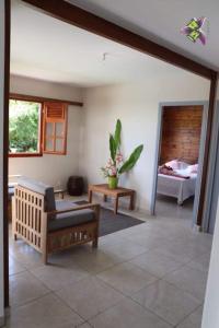 - un salon avec un canapé et un lit dans l'établissement Piscine, Plages Bois Jolan et du bourg, Jardin & Parking privés, Sainte-Anne - Villas Orchyd & Ka, à Sainte-Anne 37 autres photos