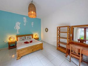 1 dormitorio con 1 cama y escalera. en Enak Bungalow, en Amed