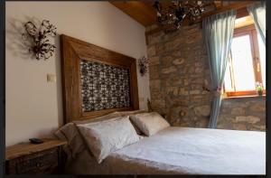 Giường trong phòng chung tại Hotel Rural Cascadas de Tobera