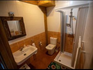 Phòng tắm tại Hotel Rural Cascadas de Tobera